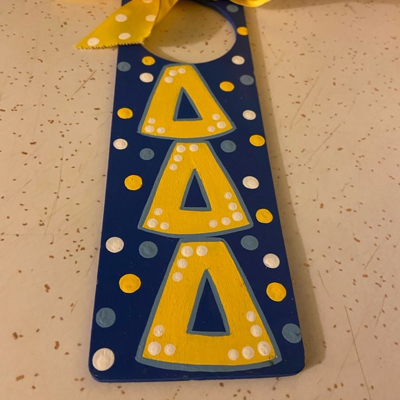VEUC Tri Delta Hand-Painted Door Hanger Decoration - Picture 2 of 4